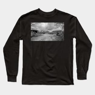 Traditional working farm yard in the English countryside Long Sleeve T-Shirt